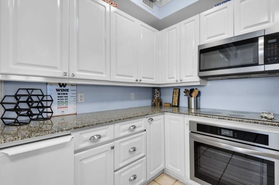 Condo, Multiple Beds (Beach Colony East 2D) | Private kitchen