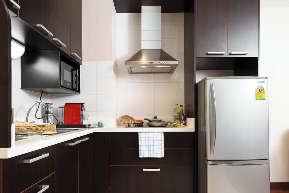 Nespresso machine is super easy capsules are located near machine. Inside the cabinet under the sink there’s toilet wash, shampoo, gloves, and a few cleaning items to keep things fresh while you’re here.