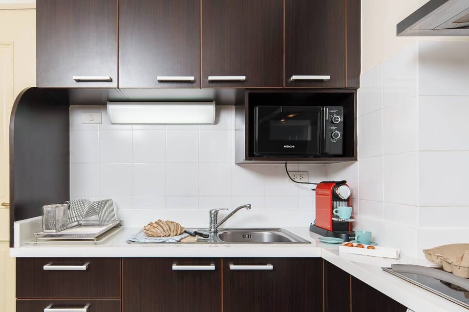 Fully Stocked Kitchen for Home-Cooked Meals. From pots and pans to utensils and dinnerware, everything you need to cook and dine in comfort is right here.
