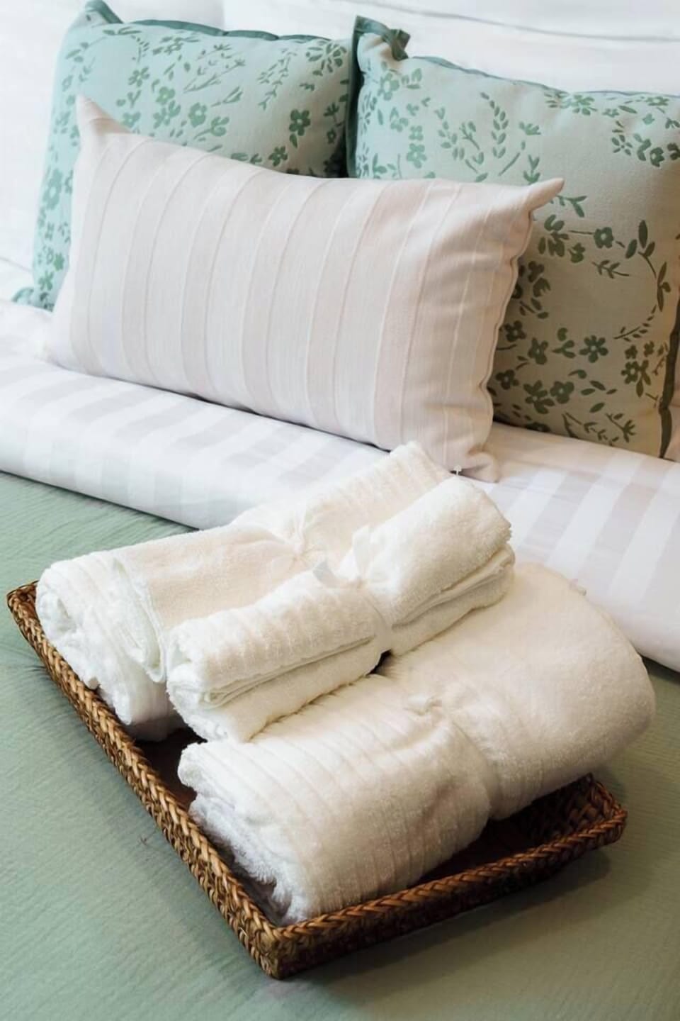 Welcome touches like fresh towels and soft lighting are all set up for you, so you can feel comfortable the moment you arrive. We also provide body and hand towels for your stay.