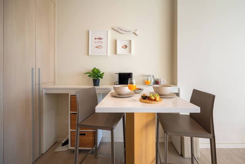 Dining area with high chairs. Drinking glasses,coffee mugs and wine glasses are provided.