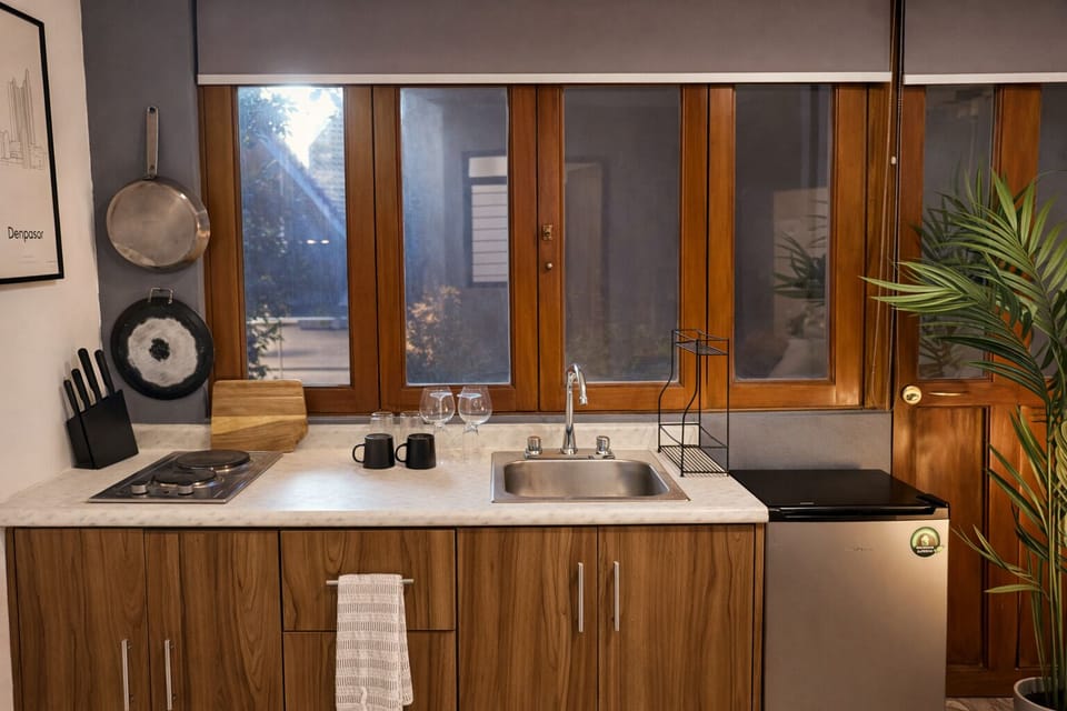 Classic Apartment, 1 Bedroom, Kitchenette | Private kitchen | Fridge, microwave, cookware/dishes/utensils