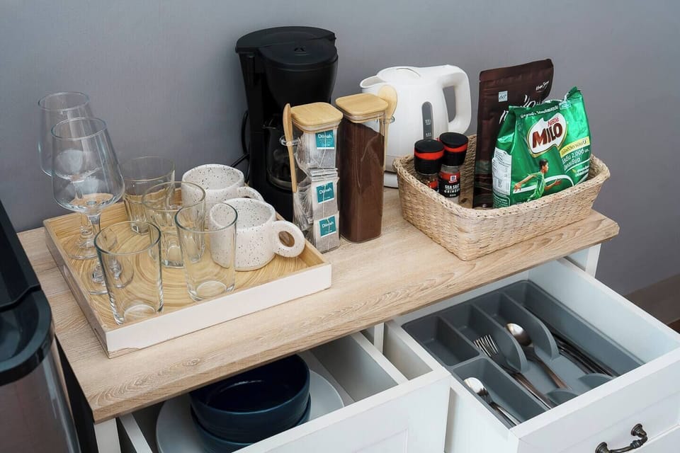 Everything is prepared for you what you see is what you get. Start your day with fresh coffee or tea, enjoy wine at night, and a plate is ready for your evening snacks. Feel free to use everything during your stay ✨.