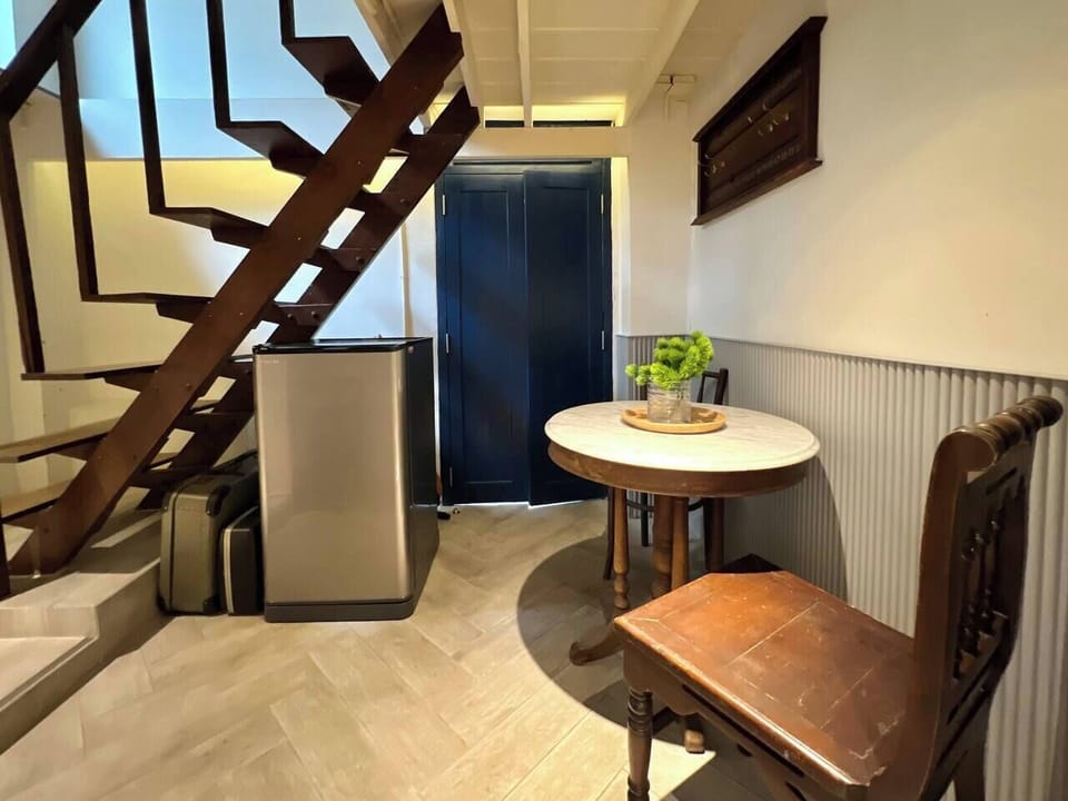 【 2nd Dining area 】Turn right, and you’ll find a fridge on your right-hand side, fully functional and ready for storing your food and drinks.