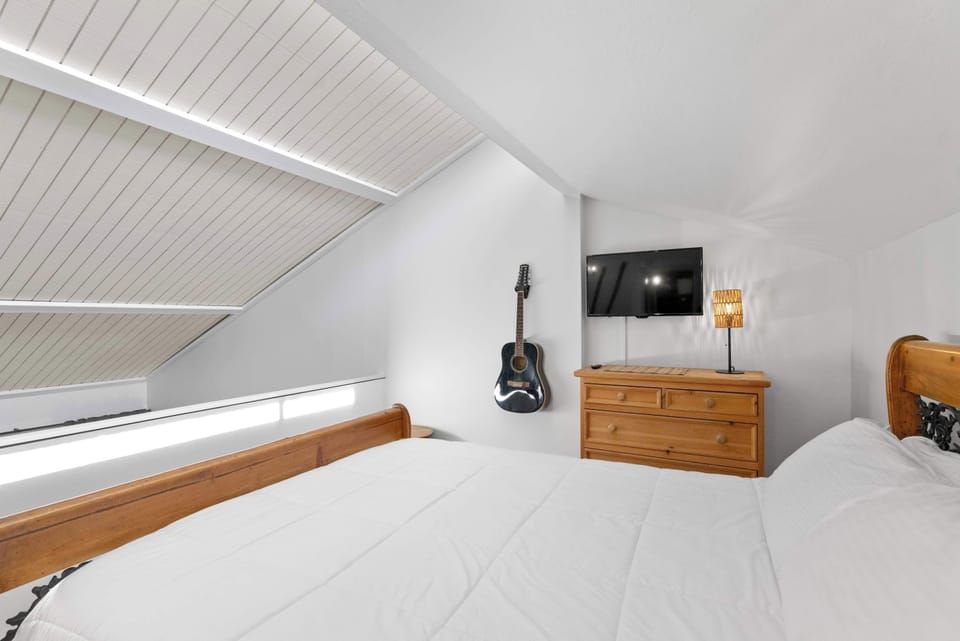 Bright loft Queen bedroom with ensuite bath