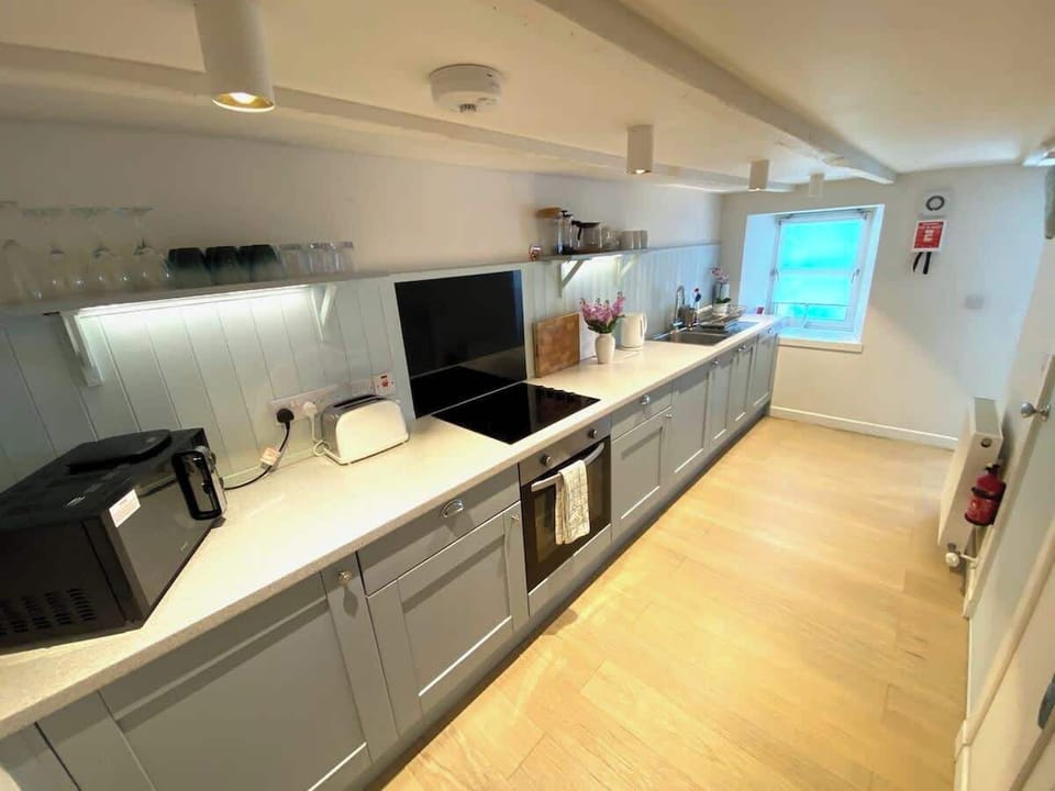 Modern fully equipped kitchen, including full size dishwasher 