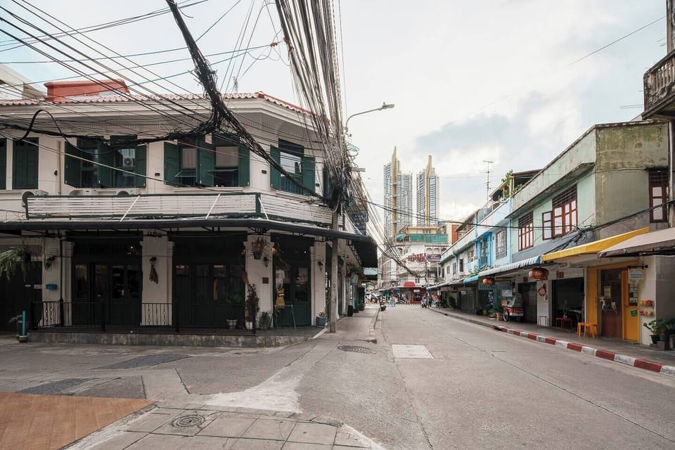 A charming local neighborhood, surrounded by cozy cafés, authentic street food stalls, shops, morning markets, and hidden coffee spots just a short walk away, while riverside landmarks, art spaces, and Bangkok’s vibrant Chinatown are only minutes.
