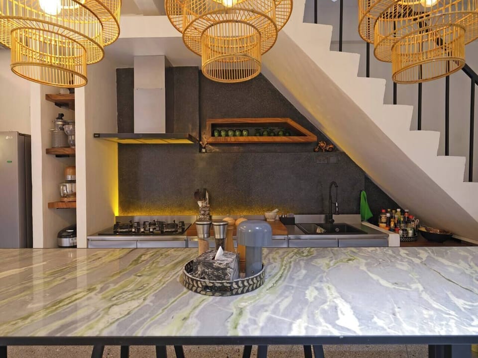 【Kitchen】 Chef-ready with high-BTU gas hob (perfect for searing and stir fry), specialty tools, and curated spices. Marble counters + rattan lighting. Ample task lighting for midnight snacks or sunrise breakfasts.
