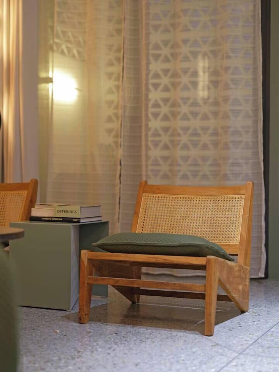 【Details】We love the seatings and couches in this house. We believe that being able to rest and chill will give you the energy to explore outside more.