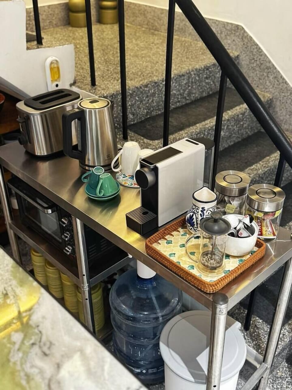 【Coffee & Tea Station with Filtered Water】
Start your mornings effortlessly with complimentary Illy coffee, a French press, and a coffee machine, or enjoy a selection of teas. Filtered water is delivered regularly. Everything at hand for your morning