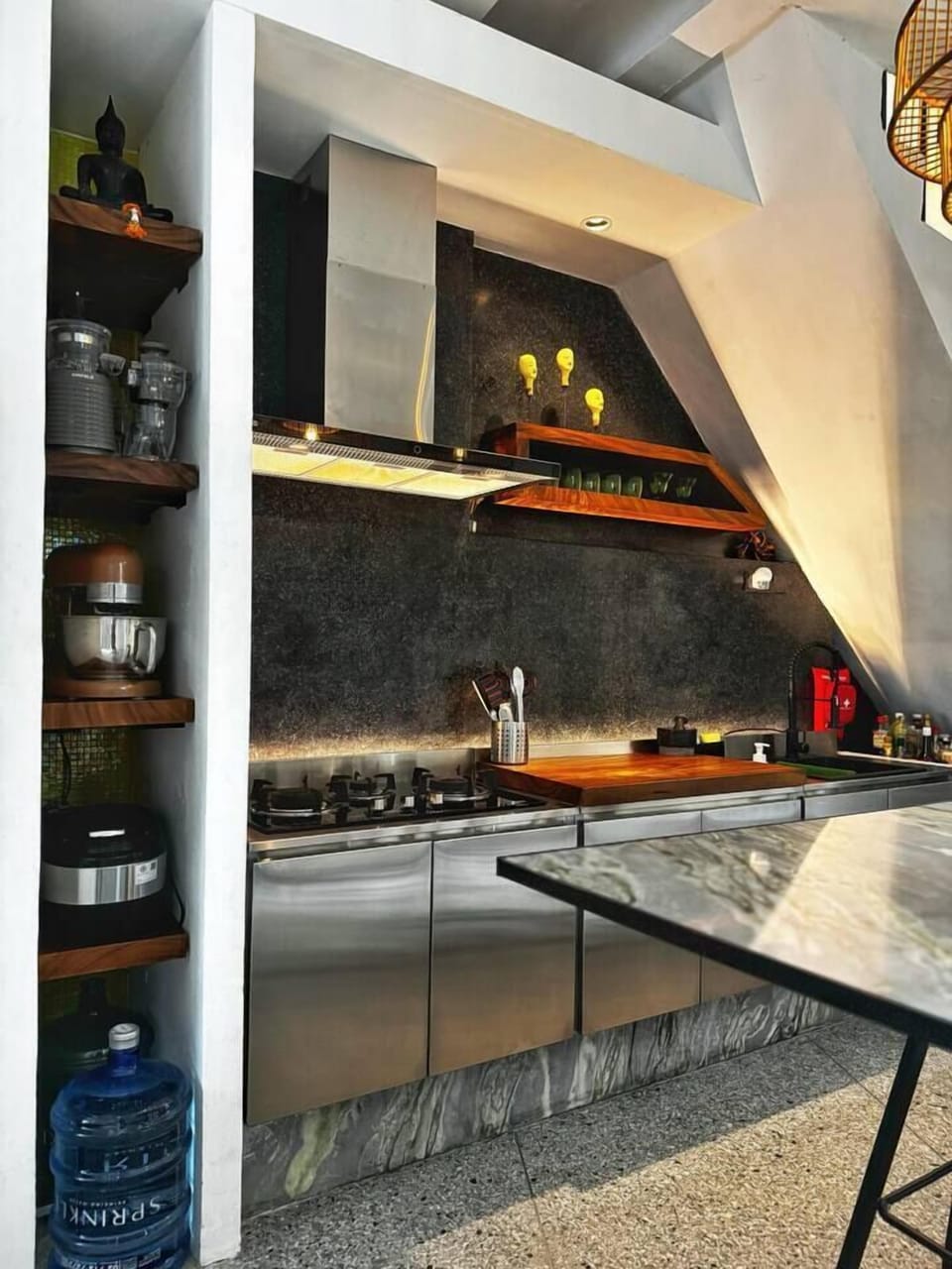 【Kitchen】If you love cooking or would like to test your skills after a Thai-cooking class, this place is designed for Asian and Western cooking with high end kitchen utilities and appliances!