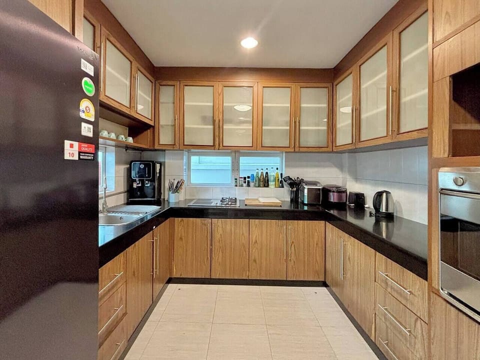 【Kitchen】Walkable cooking space with a fully functioning two-door fridge, water filter with hot/cold options, ice maker, Electric/Gas stove, microwave, Toaster, Smeg oven, and all basic ingredients provided. Everything is ready for you.