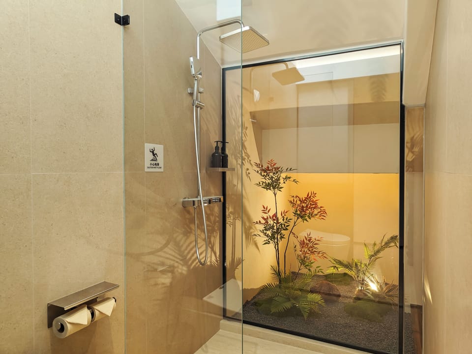 Deluxe Double Room | Bathroom | Shower, hair dryer, slippers, towels
