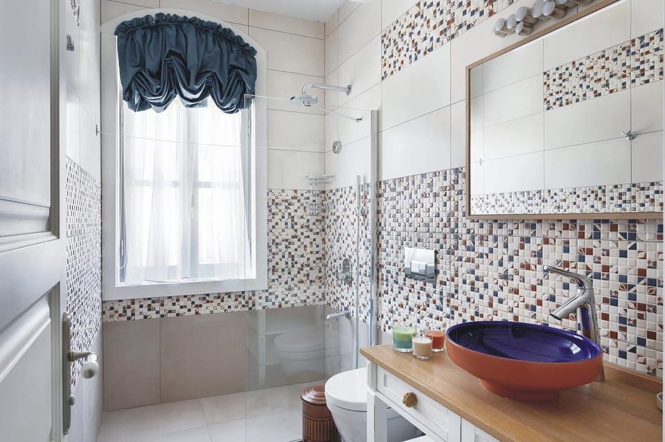 Deluxe Room | Bathroom | Shower, hair dryer, towels, soap