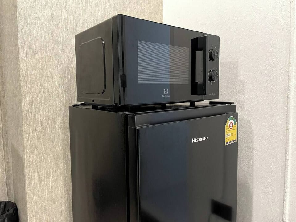 【Kitchenette】Fridge for fresh groceries and microwave for quick meals. "Perfect for late-night snacks!" Keep drinks cool and reheat leftovers with ease. Enjoy the convenience of simple in-room dining during your stay.