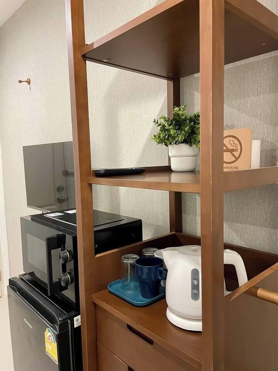 Kitchen Corner】 Quick meal prep made easy! Microwave for reheating takeaways and a hot kettle for your morning brew. "So handy for our late-night snacks!" Enjoy the convenience of home-away-from-home amenities.