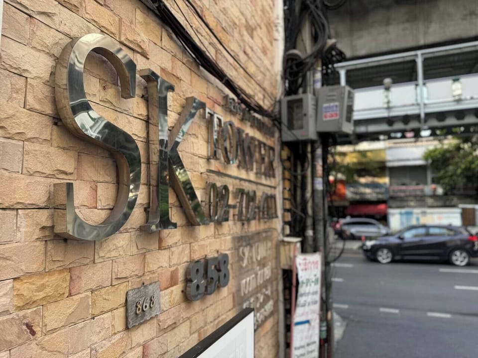 Welcome to SK Tower (เอสเค ทาวเวอร์), conveniently located at 858 Sukhumvit Road, Phra Khanong, Khlong Toei, Bangkok 10110. Enjoy easy access to the BTS and explore the vibrant city from this prime location!