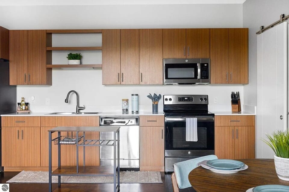 Functional kitchen featuring modern appliances and ample workspace ✨🍽️