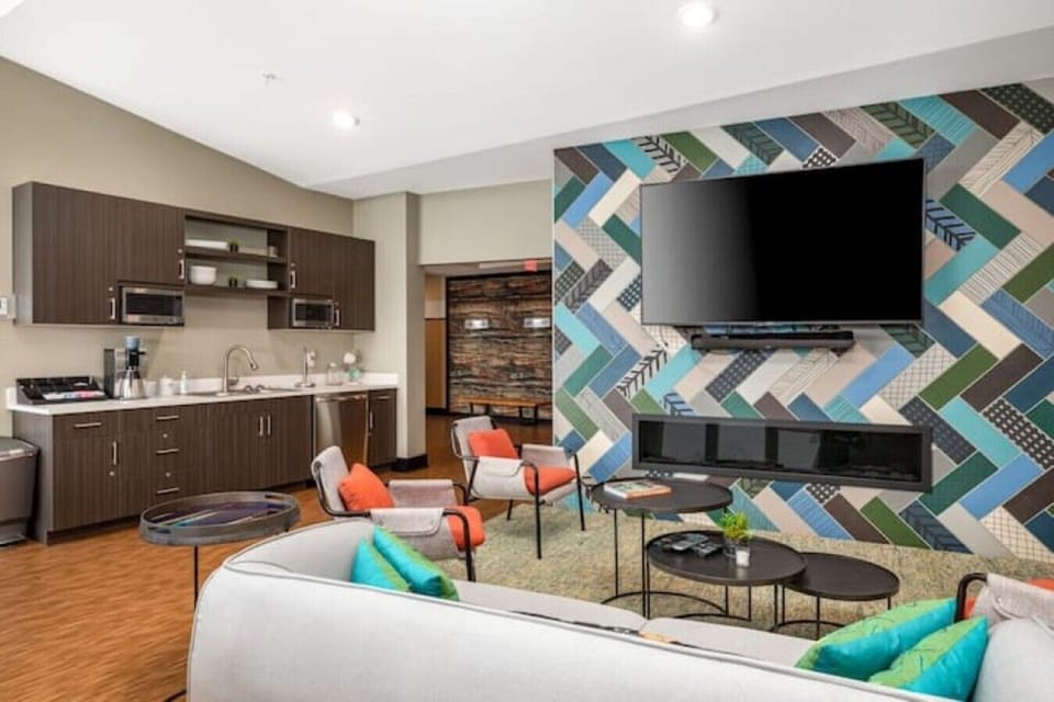Relax, recharge, and connect in the vibrant community lounge 🎨