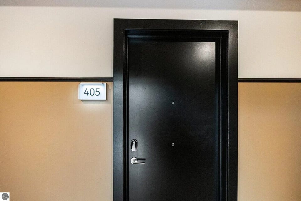 Main entrance door with easy access 🚪🏡