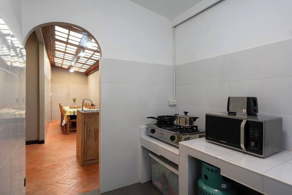 【Kitchen Essentials】Cook like home with a gas stove, microwave, toaster, rice cooker, and more. We stock mosquito repellent, trash bags, cleaning supplies, and even a vacuum—everything’s right where you need it for a smooth, stress-free stay.