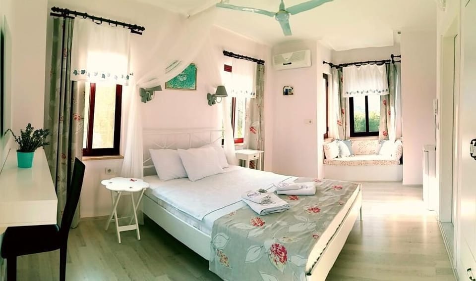 Premium bedding, in-room safe, iron/ironing board, free WiFi