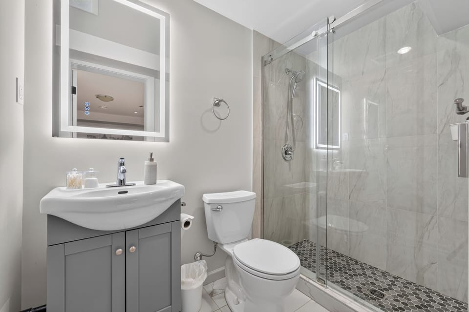 Superior Double Room, Private Bathroom | Bathroom | Shower, free toiletries, hair dryer, towels