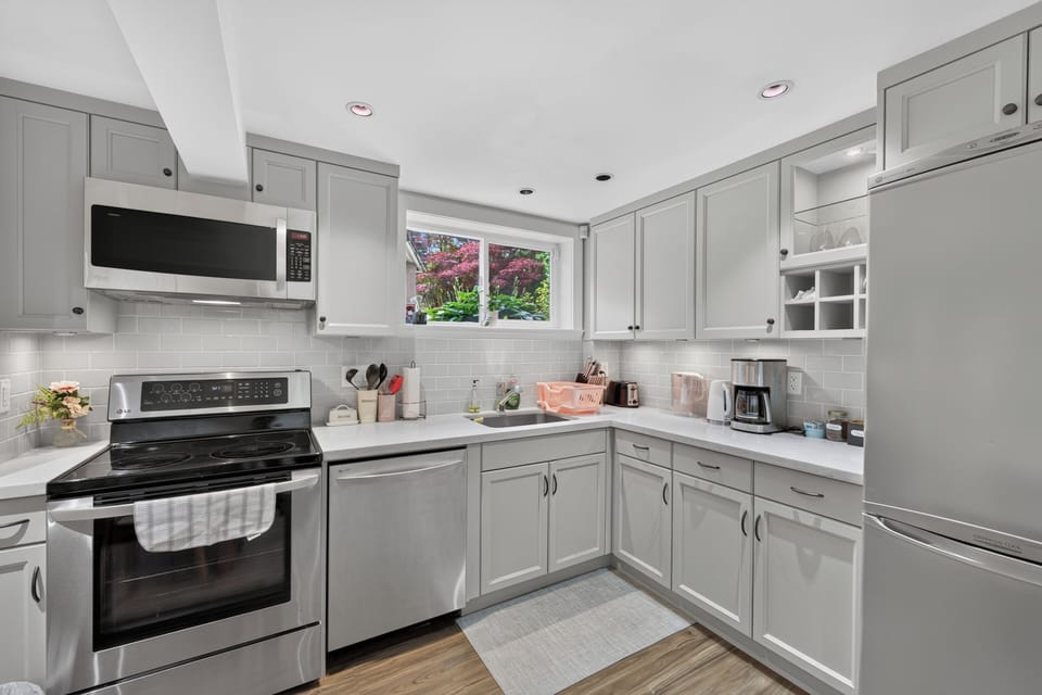 Full-size fridge, microwave, oven, stovetop