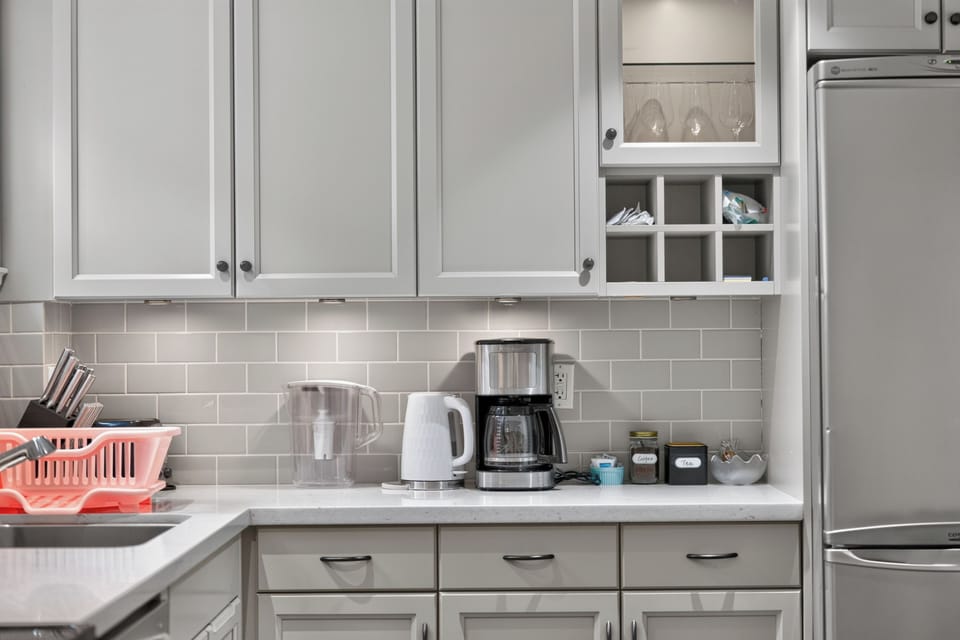 Full-size fridge, microwave, oven, stovetop