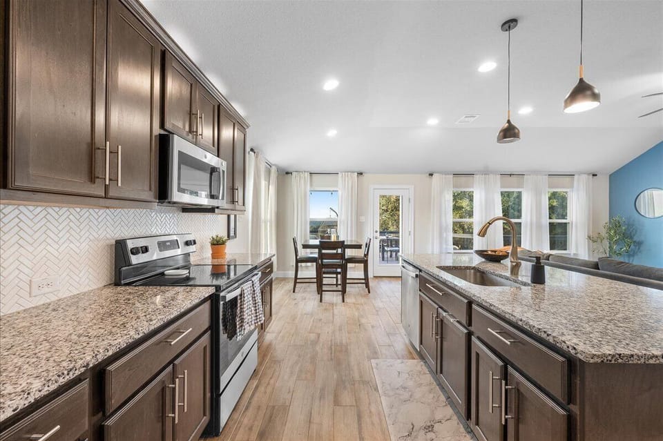 Kitchen:
Fully equipped kitchen with island, perfect for cooking, gathering, and morning coffee.