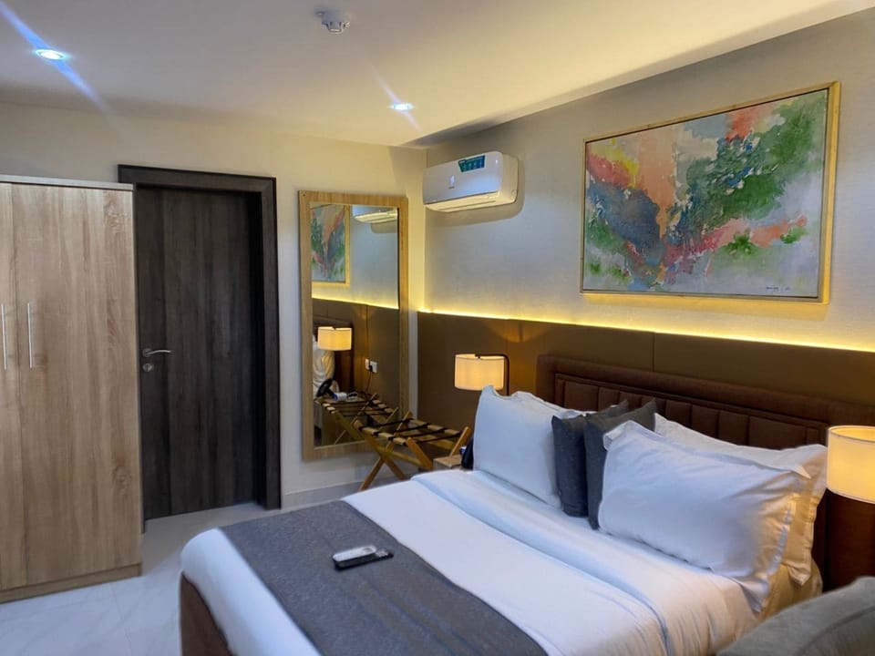 In-room safe, desk, laptop workspace, free WiFi