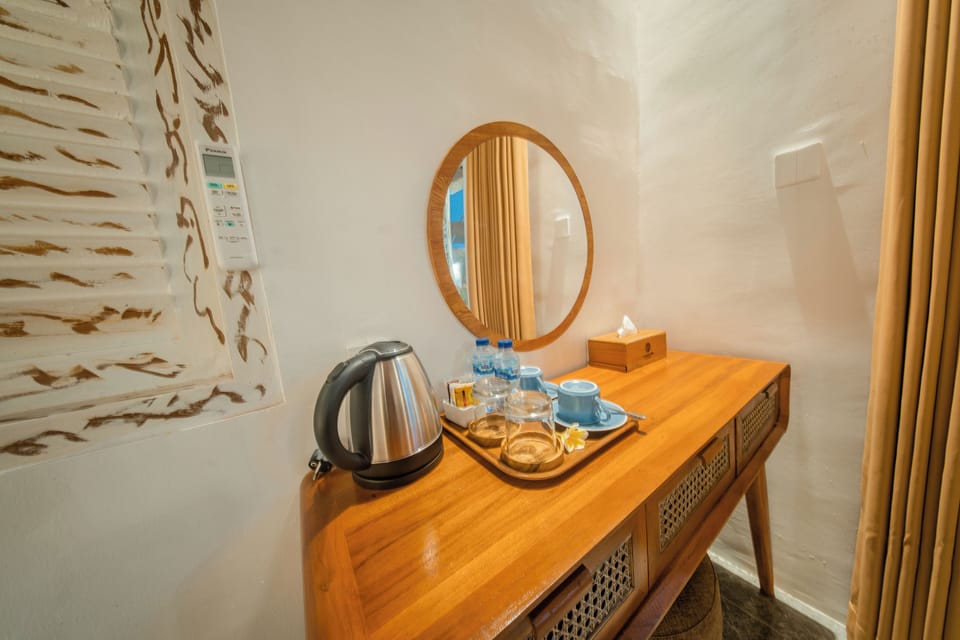 Deluxe Double Room, Pool View | Interior