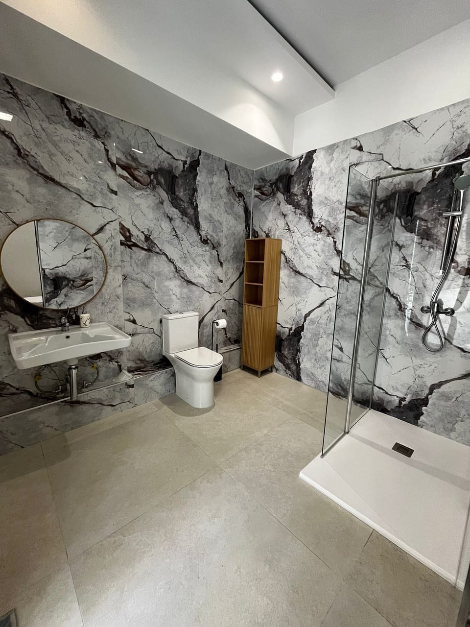 Classic Twin Room | Bathroom | Hair dryer, towels, toilet paper