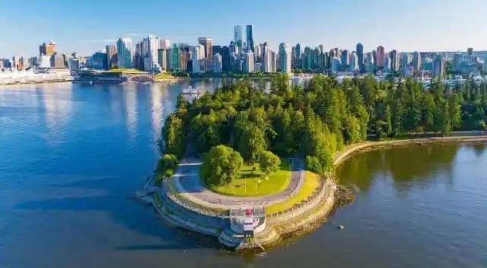 Stanley Park – 3 km | 6–8 min drive