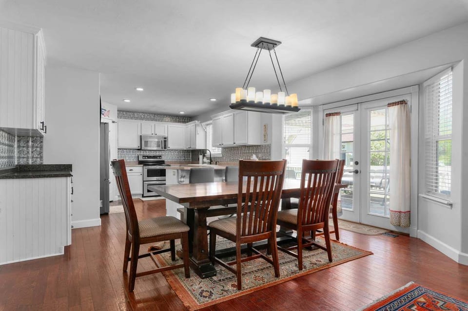 Dining area seats 6 with warm pendant lighting