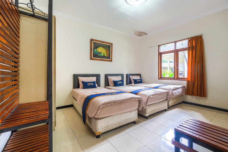 Family Room | Desk, free WiFi