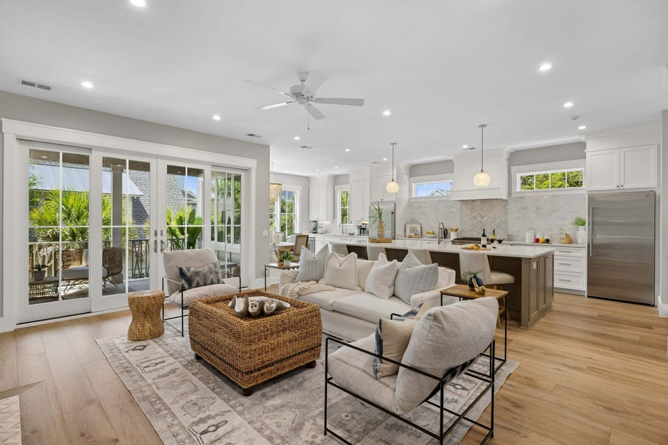 Spacious living area for the whole crew!