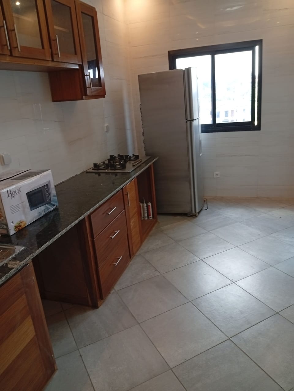 Full-size fridge, microwave, oven, stovetop