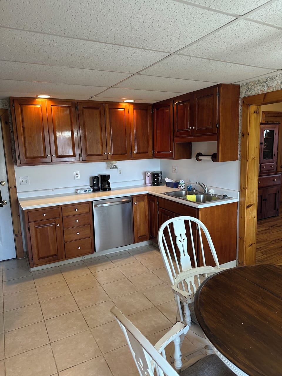 Full kitchen - coffee corner and dishwasher 