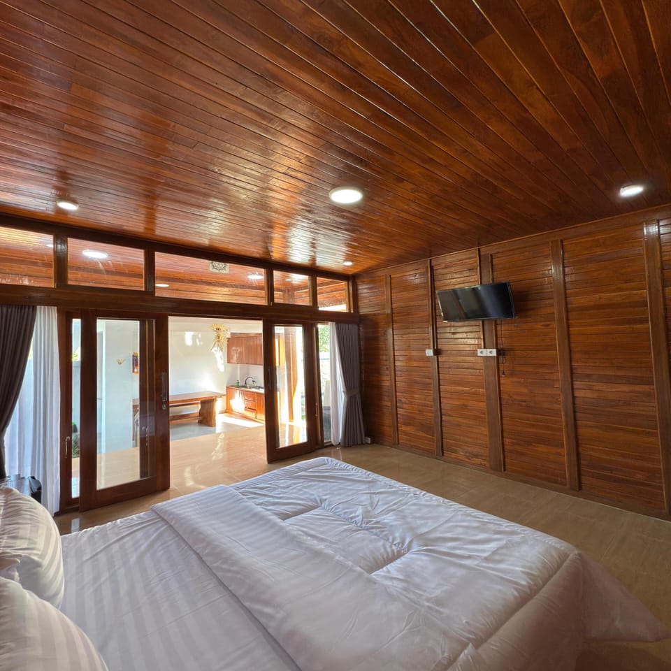 Deluxe Double Room | Desk, bed sheets