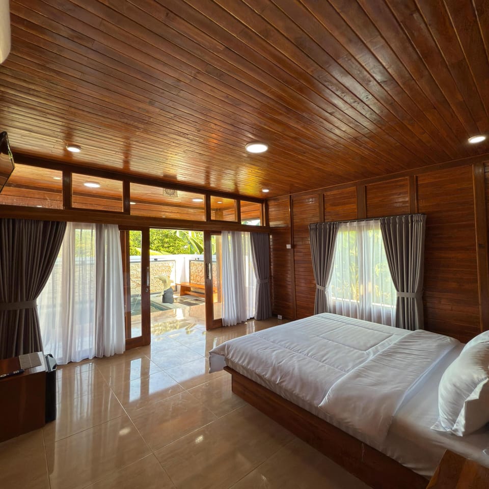Deluxe Double Room | Desk, bed sheets