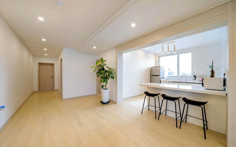 Penthouse, City View | Blackout drapes, soundproofing, WiFi (free), bed sheets
