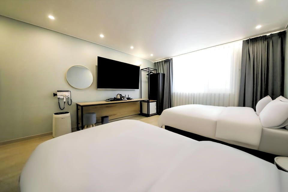 Superior Twin Room, City View | Blackout drapes, soundproofing, free WiFi, wheelchair access