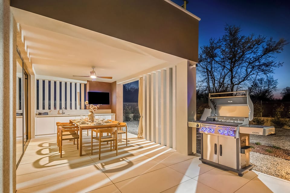 Outdoor kitchen