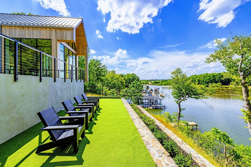 Lakefront Lawn - Room to spread out between the house and the water, the lake as the backdrop.