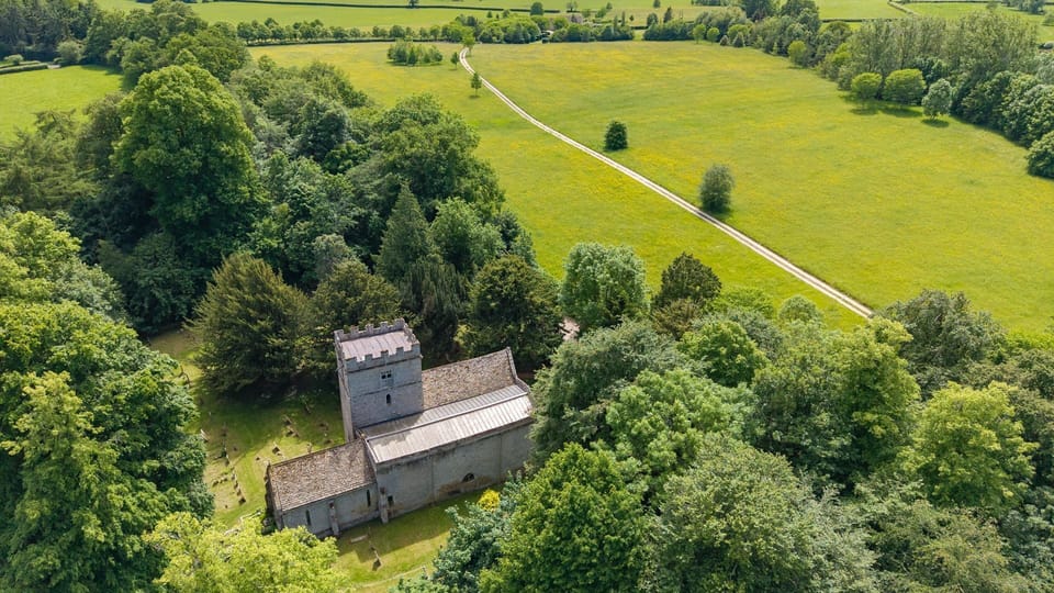 From the private drive you can join footpaths and bridle ways for walks to the nearby villages and Daylesford Organic Farmshop