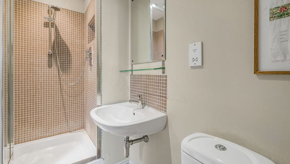 The twin bedroom has its own en suite with shower and WC
