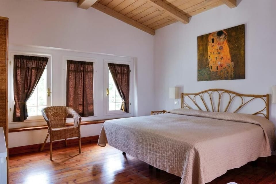 In-room safe, WiFi (free), bed sheets