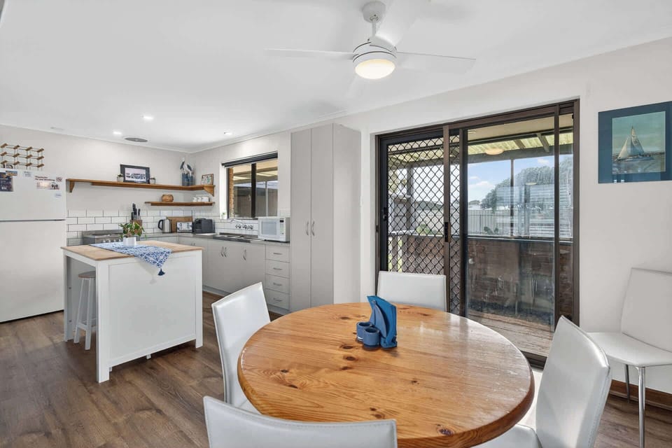 Kitchen & Dining