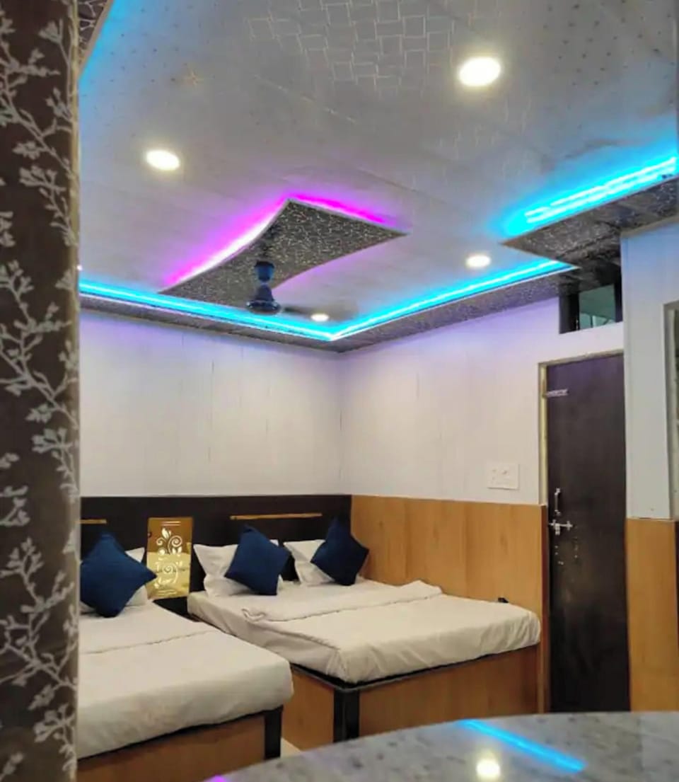 Family Room | Rollaway beds, bed sheets